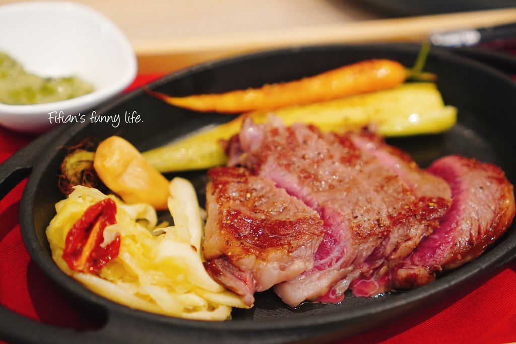 | 市府站美食 | A13 遠東百貨 steak bistro 和洋餐酒館 大推軟嫰乾式熟成肉牛排 冰淇淋荷蘭鬆餅 @菲菲吳小姐 | 市府站美食 | A13 遠東百貨 steak bistro 和洋餐酒館 大推軟嫰乾式熟成肉牛排 冰淇淋荷蘭鬆餅 @菲菲吳小姐