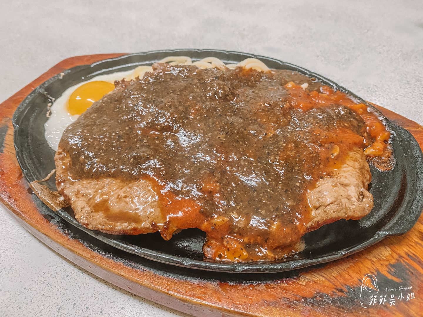 哥爸妻夫牛排館，家庭式平價牛排，青椒牛肉炒飯、牛排飯都不錯，礁溪牛排推薦 @菲菲吳小姐