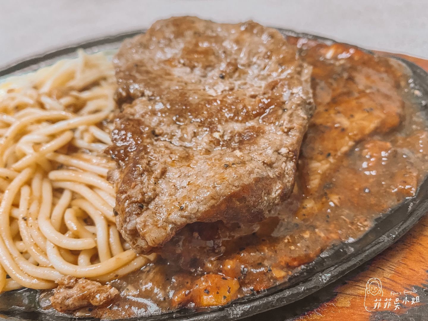 哥爸妻夫牛排館，家庭式平價牛排，青椒牛肉炒飯、牛排飯都不錯，礁溪牛排推薦 @菲菲吳小姐