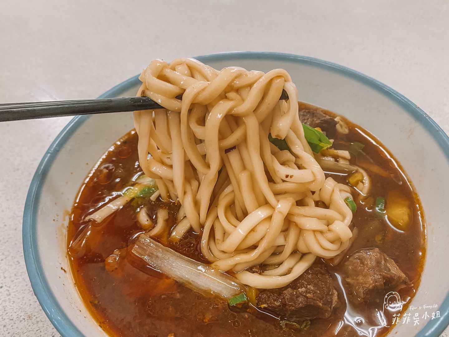 哥爸妻夫牛排館，家庭式平價牛排，青椒牛肉炒飯、牛排飯都不錯，礁溪牛排推薦 @菲菲吳小姐