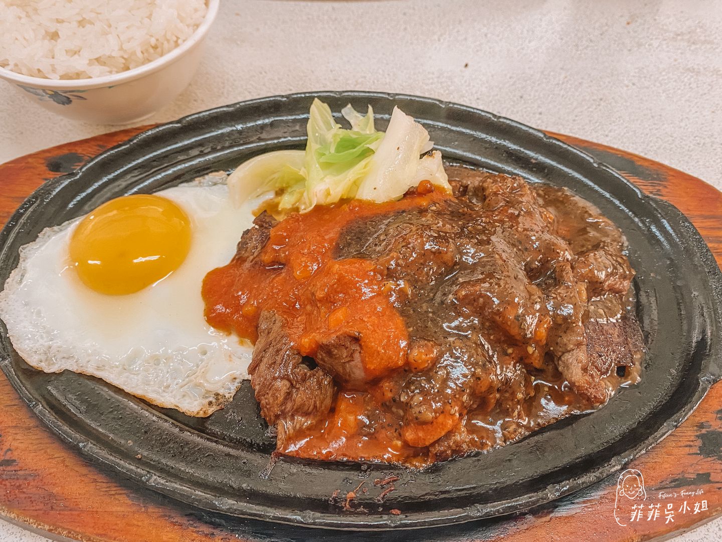 哥爸妻夫牛排館，家庭式平價牛排，青椒牛肉炒飯、牛排飯都不錯，礁溪牛排推薦 @菲菲吳小姐