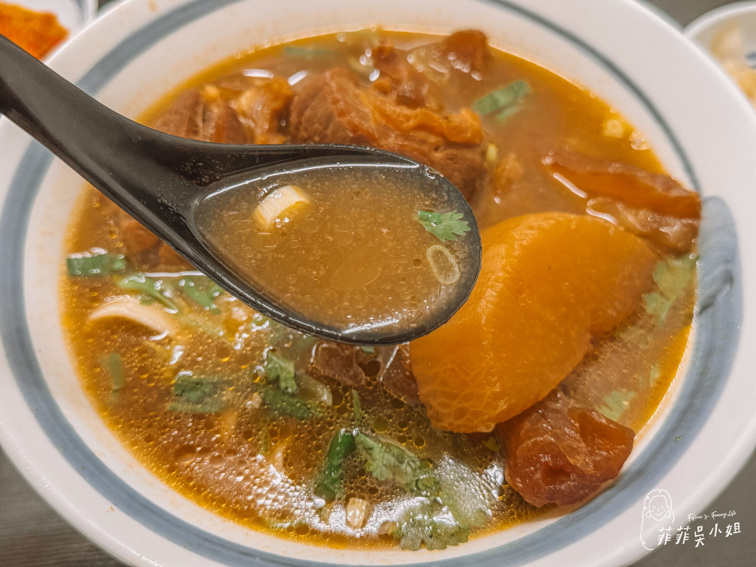 哞哞の店粵式牛肉麵,湯頭濃郁香醇牛肉大塊Q彈,手工辣椒必沾,宜蘭牛肉麵推薦,哞哞的店 @菲菲吳小姐 哞哞の店粵式牛肉麵,湯頭濃郁香醇牛肉大塊Q彈,手工辣椒必沾,宜蘭牛肉麵推薦,哞哞的店 @菲菲吳小姐