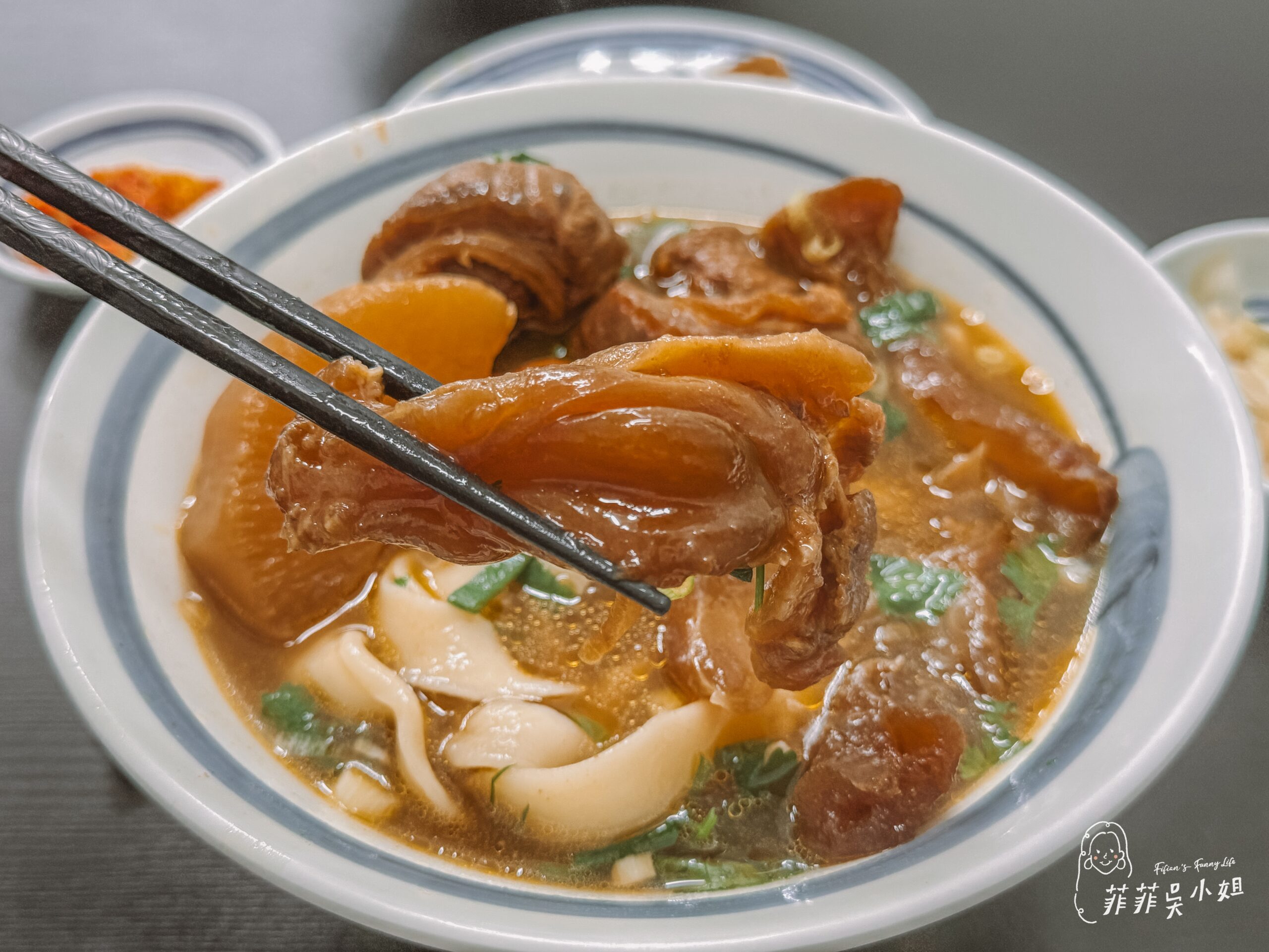 哞哞の店粵式牛肉麵,湯頭濃郁香醇牛肉大塊Q彈,手工辣椒必沾,宜蘭牛肉麵推薦,哞哞的店 @菲菲吳小姐 哞哞の店粵式牛肉麵,湯頭濃郁香醇牛肉大塊Q彈,手工辣椒必沾,宜蘭牛肉麵推薦,哞哞的店 @菲菲吳小姐