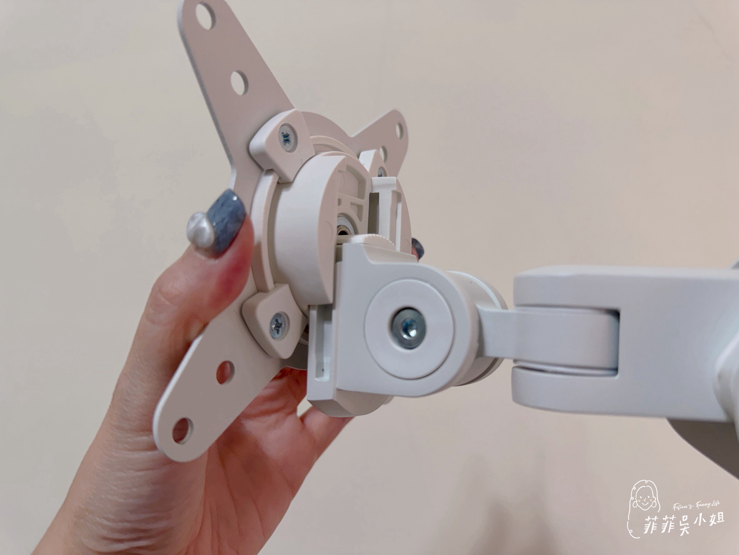 COFO無重力螢幕懸臂,只用一指就能輕鬆調整螢幕各式角度 @菲菲吳小姐 COFO無重力螢幕懸臂,只用一指就能輕鬆調整螢幕各式角度 @菲菲吳小姐