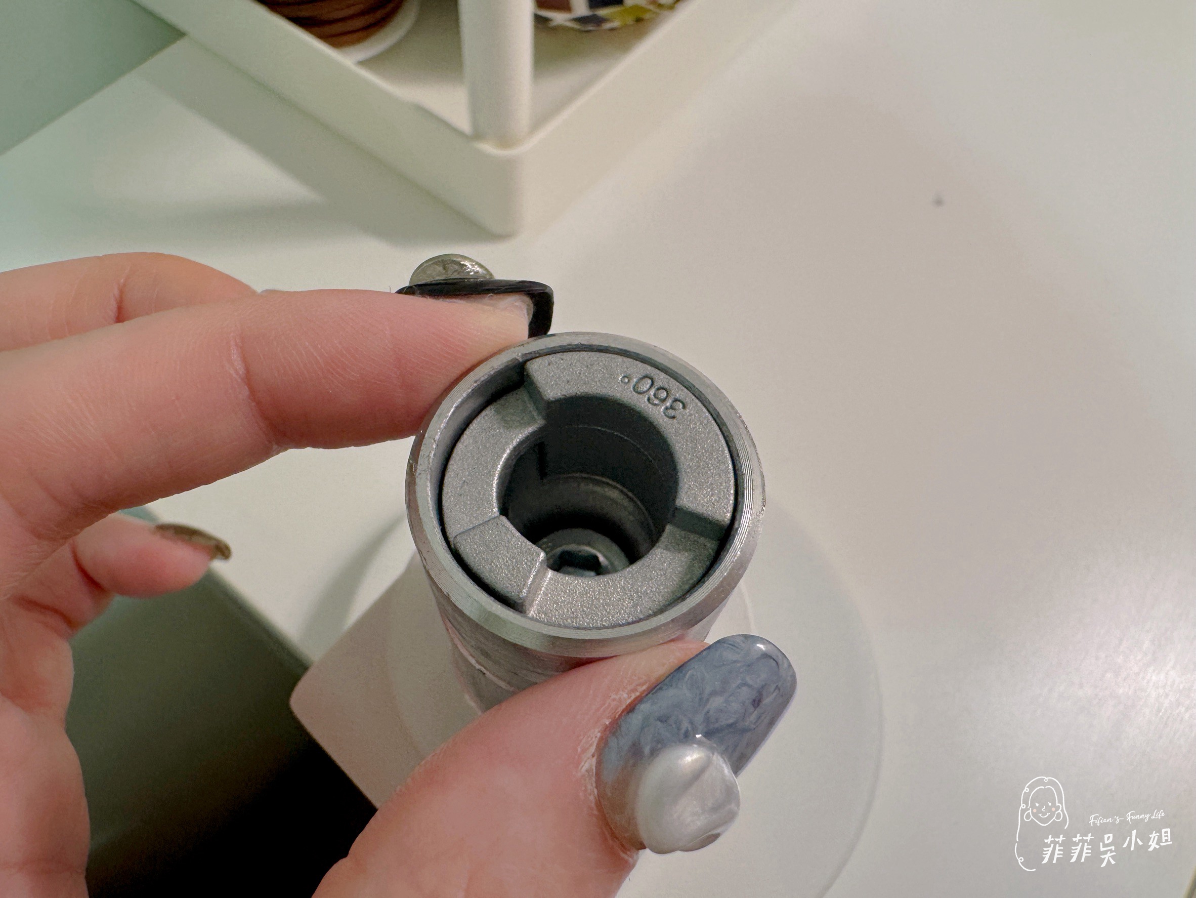 COFO無重力螢幕懸臂，只用一指就能輕鬆調整螢幕各式角度 @菲菲吳小姐