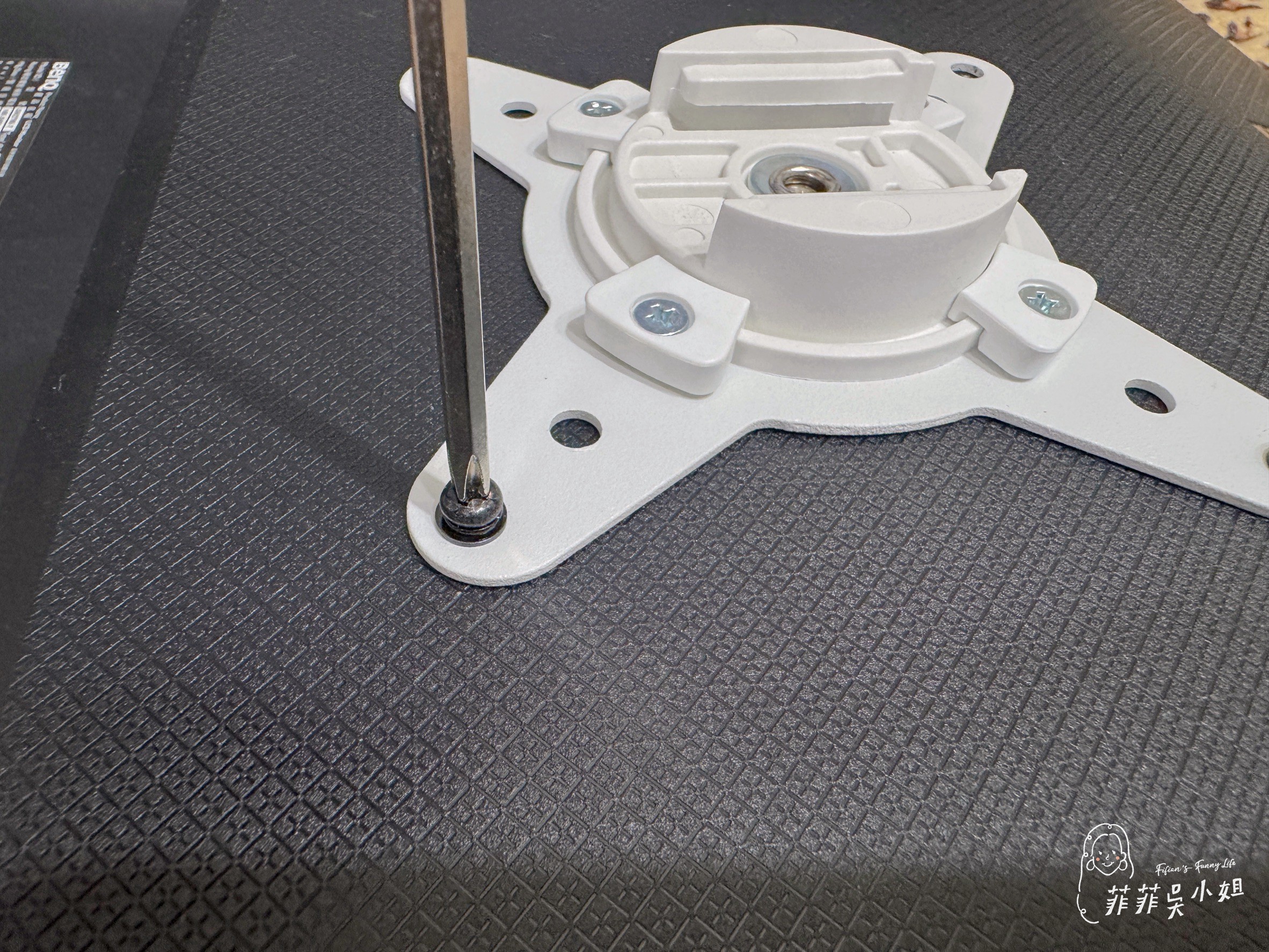 COFO無重力螢幕懸臂，只用一指就能輕鬆調整螢幕各式角度 @菲菲吳小姐