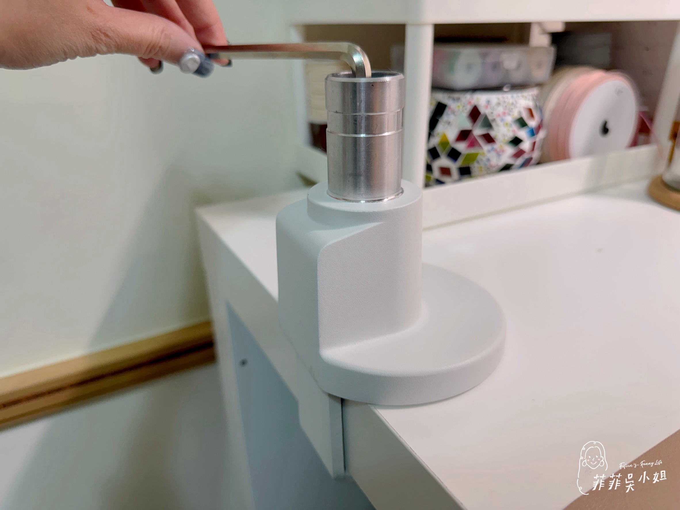 COFO無重力螢幕懸臂,只用一指就能輕鬆調整螢幕各式角度 @菲菲吳小姐 COFO無重力螢幕懸臂,只用一指就能輕鬆調整螢幕各式角度 @菲菲吳小姐