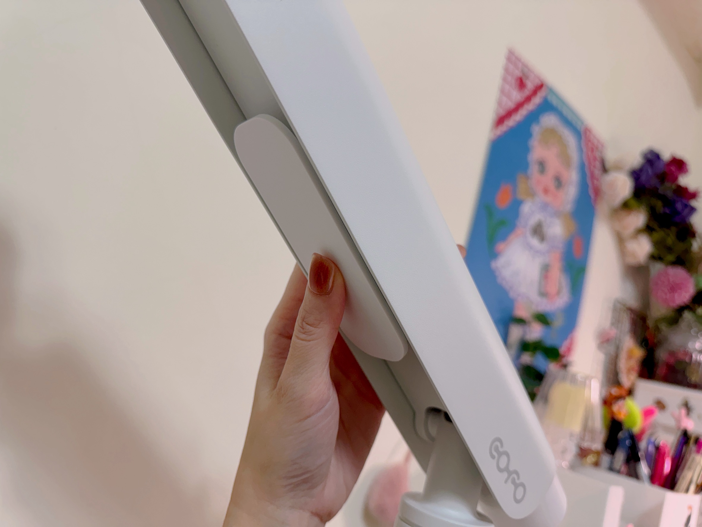 COFO無重力螢幕懸臂，只用一指就能輕鬆調整螢幕各式角度 @菲菲吳小姐