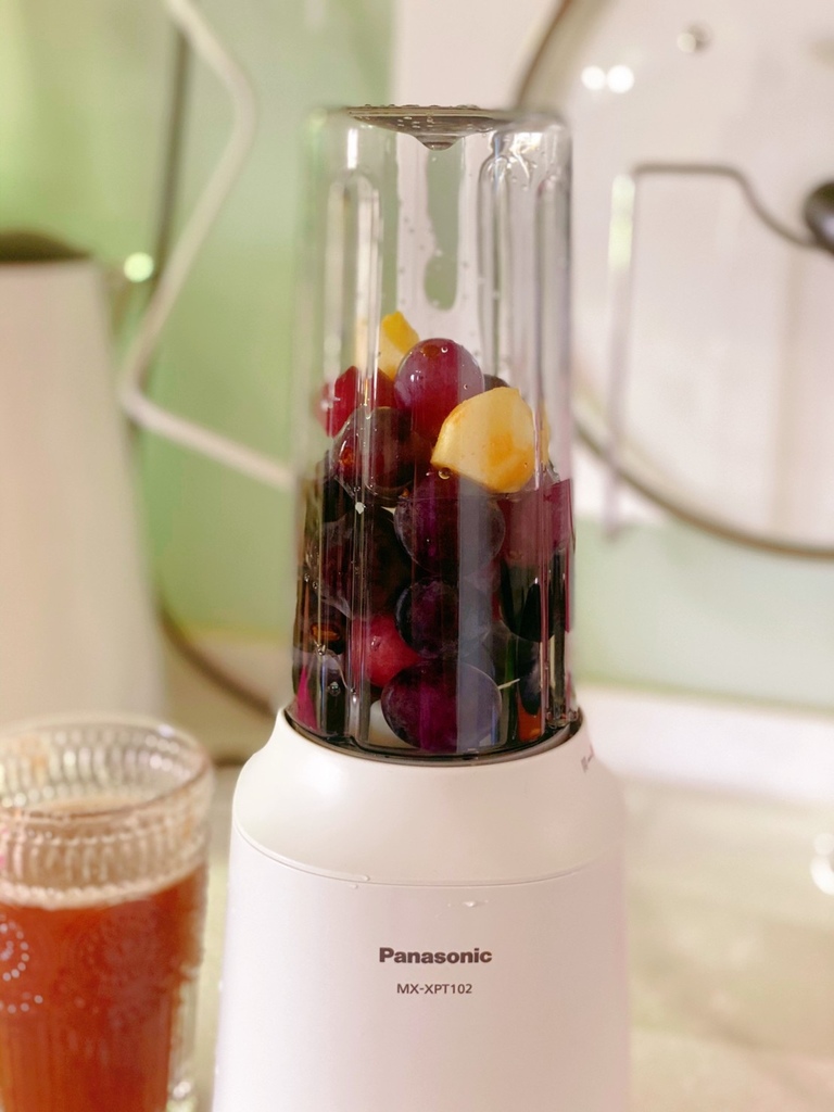 國際牌Panasonic隨行杯果汁機，型號MX-XPT102，體積輕巧操作容易好上手，隨時喝得到新鮮果汁 @菲菲吳小姐