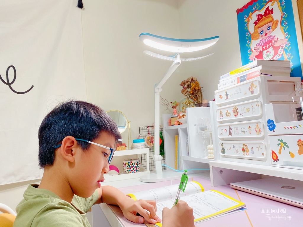 BenQ WiT MindDuo親子共讀護眼檯燈，光學升級版，如何選購適合兒童的智慧檯燈 @菲菲吳小姐