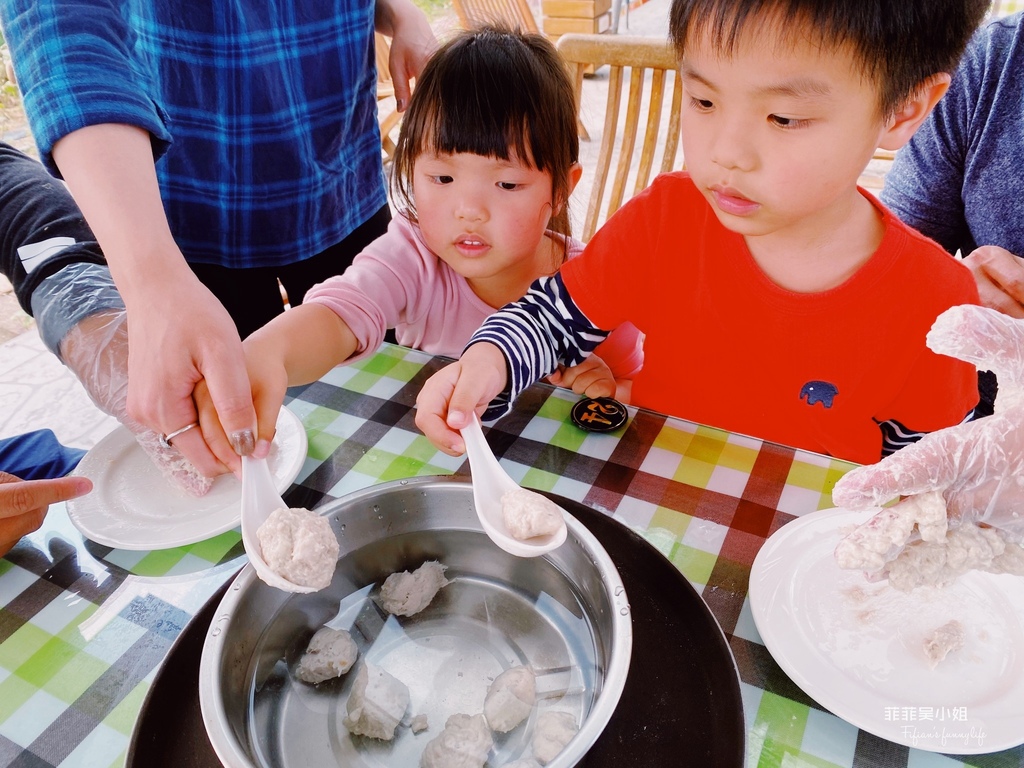 放假不想人擠人何處去？宜蘭礁溪親子景點，輕親魚朵生態園區，坐鴨母船、釣魚、撈蝦、美味巨無霸鹽烤魚 @菲菲吳小姐