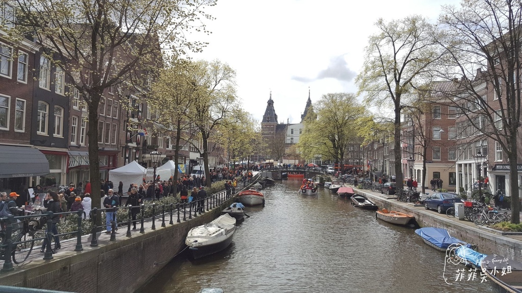 荷蘭4月最瘋的一天 ，荷蘭國王節King&#8217;s Day，橘色狂歡派對，阿姆斯特丹運河區 @菲菲吳小姐